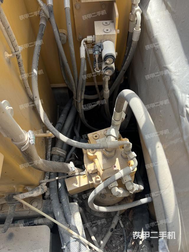 回轉(zhuǎn)馬達和主控閥(整機外觀) 回轉(zhuǎn)馬達和主控閥(整機外觀)