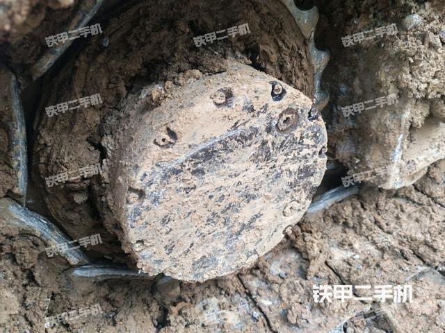 單側(cè)履帶整體(整機外觀) 單側(cè)履帶整體(整機外觀)