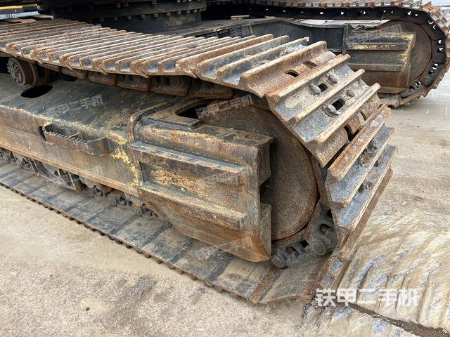 單側(cè)履帶整體(整機(jī)外觀) 單側(cè)履帶整體(整機(jī)外觀)