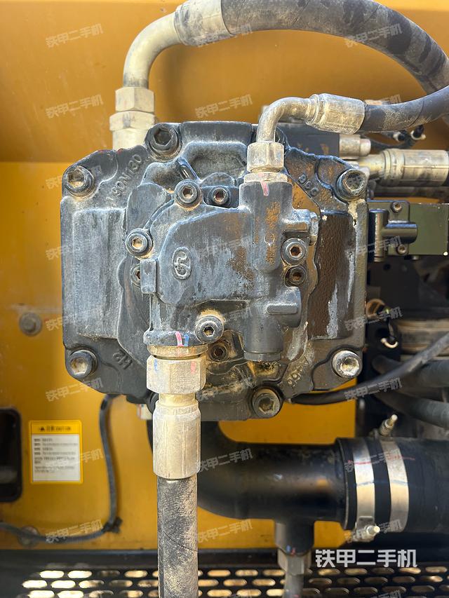 液压泵舱室正面整体(整机外观) 液压泵舱室正面整体(整机外观)