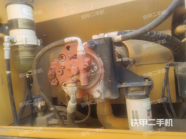 液壓泵艙室正面整體(整機外觀) 液壓泵艙室正面整體(整機外觀)