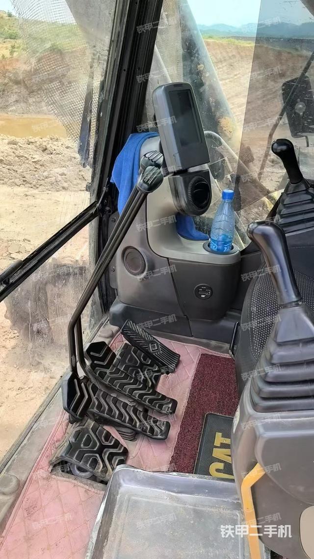 行走控制手柄和踏板?俯拍(駕駛室部分) 行走控制手柄和踏板?俯拍(駕駛室部分)