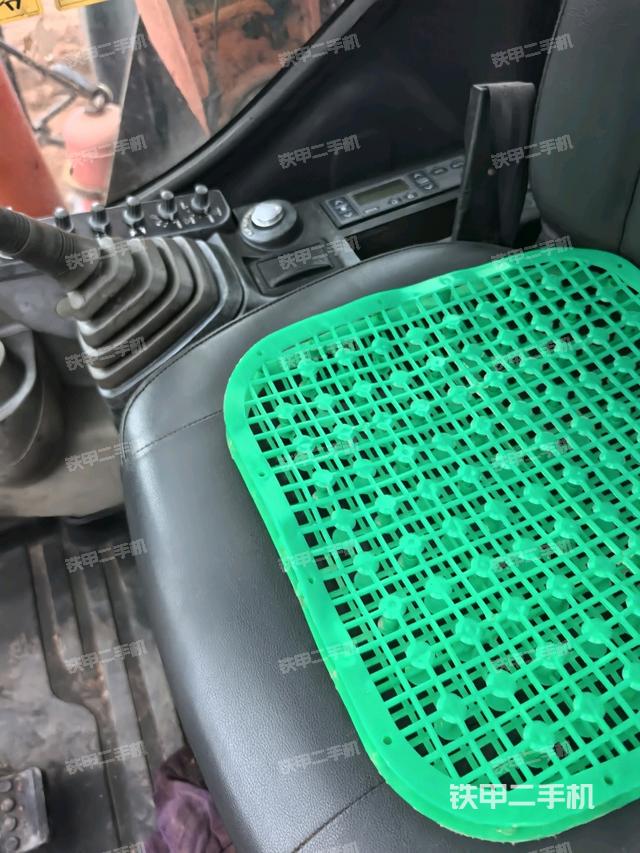 座椅左側(cè)控制臺(tái)/音響/含左手柄(駕駛室部分) 座椅左側(cè)控制臺(tái)/音響/含左手柄(駕駛室部分)