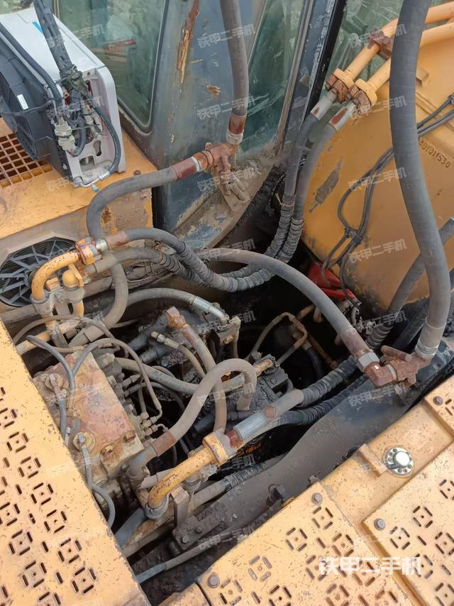 驾驶室顶部（整机外观）