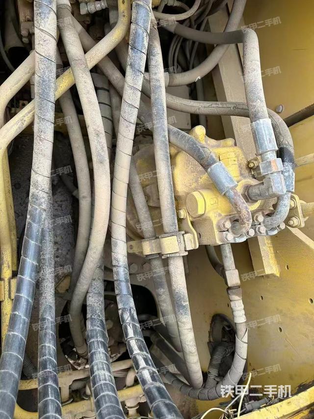 回转马达和主控阀(整机外观) 回转马达和主控阀(整机外观)