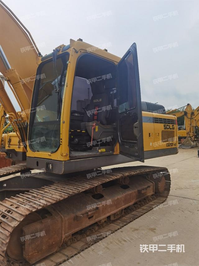 駕駛室整體(整機(jī)外觀(guān)) 駕駛室整體(整機(jī)外觀(guān))