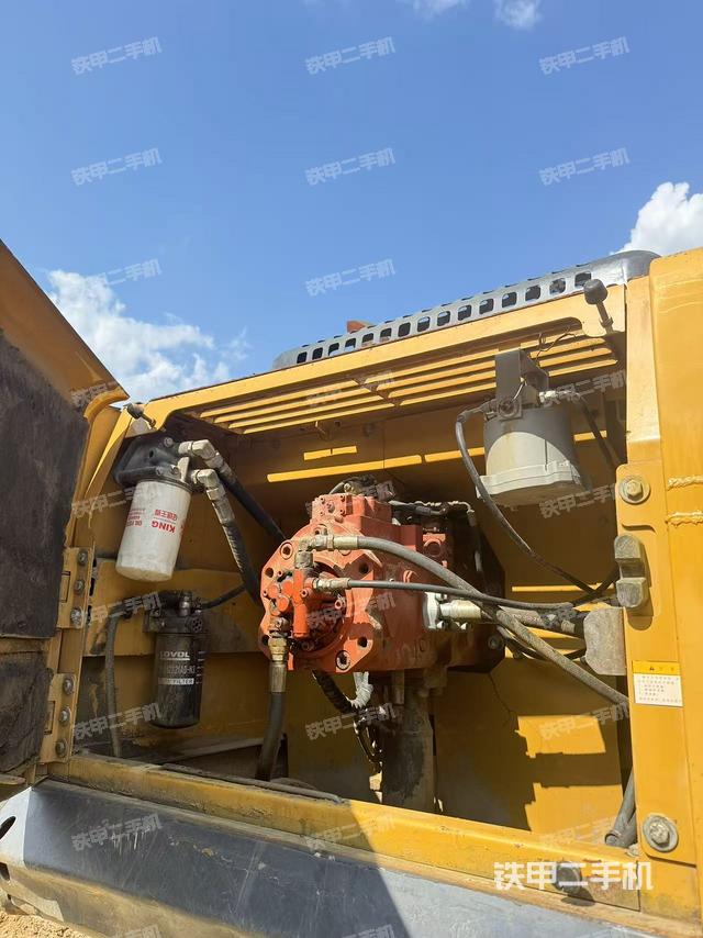 液压泵舱室正面整体(整机外观) 液压泵舱室正面整体(整机外观)