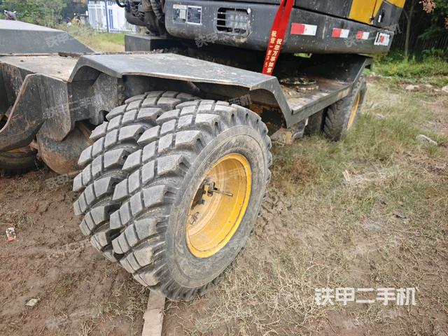 单侧履带整体(整机外观) 单侧履带整体(整机外观)