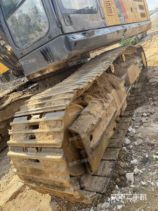 单侧履带整体(整机外观) 单侧履带整体(整机外观)