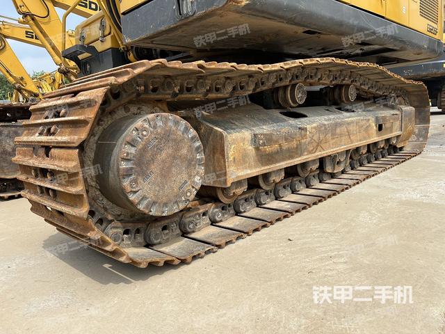 单侧履带整体(整机外观) 单侧履带整体(整机外观)