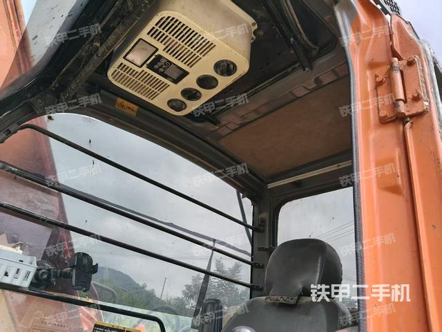 駕駛室頂部(整機(jī)外觀) 駕駛室頂部(整機(jī)外觀)