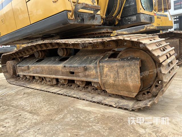 单侧履带整体(整机外观) 单侧履带整体(整机外观)