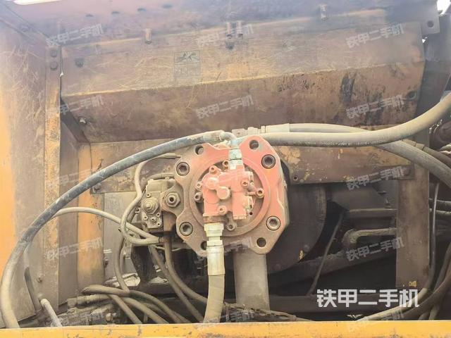 液压泵舱室正面整体（整机外观）