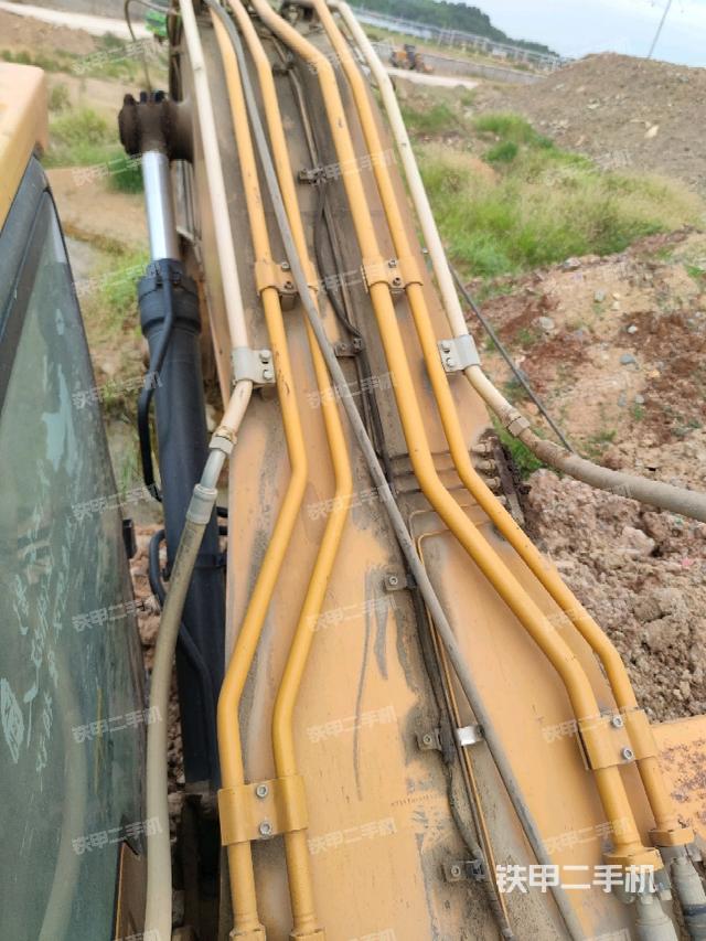 鏟斗右后整體(工作和回轉(zhuǎn)裝置) 鏟斗右后整體(工作和回轉(zhuǎn)裝置)