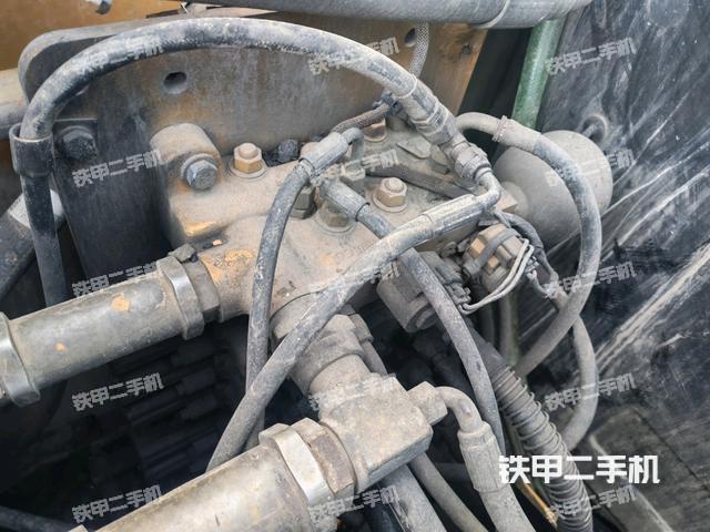 回轉(zhuǎn)馬達(dá)和主控閥(整機外觀) 回轉(zhuǎn)馬達(dá)和主控閥(整機外觀)