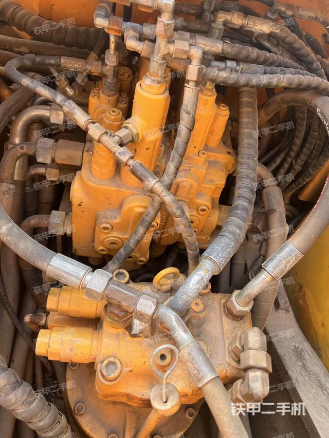 回轉(zhuǎn)馬達(dá)和主控閥（整機(jī)外觀）