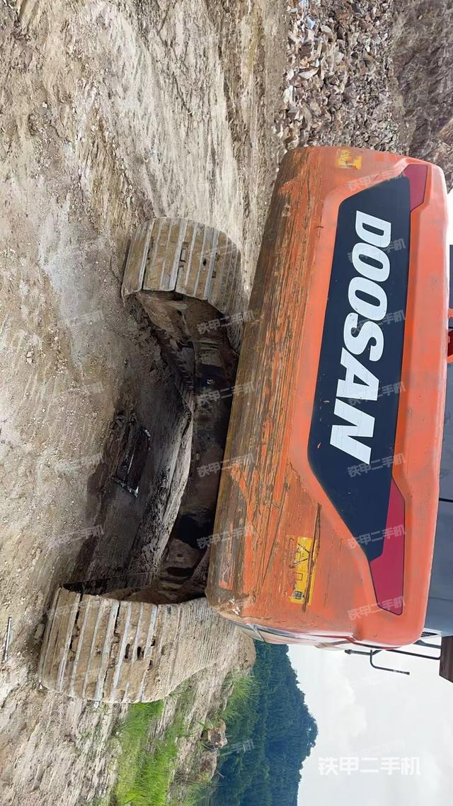 驾驶室顶部(整机外观) 驾驶室顶部(整机外观)