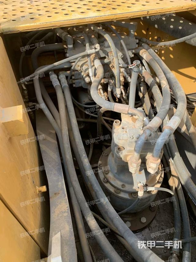 回轉(zhuǎn)馬達(dá)和主控閥(整機(jī)外觀) 回轉(zhuǎn)馬達(dá)和主控閥(整機(jī)外觀)