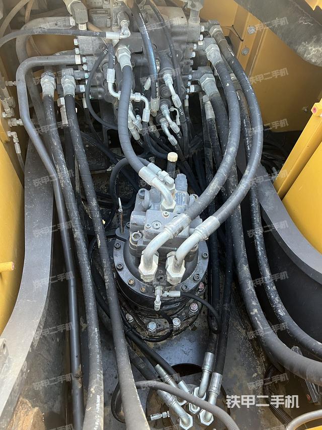 回轉(zhuǎn)馬達和主控閥(整機外觀) 回轉(zhuǎn)馬達和主控閥(整機外觀)