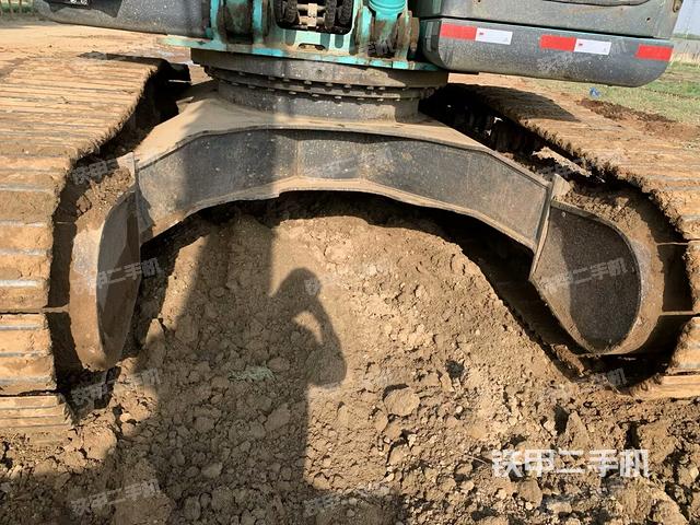 單側(cè)履帶整體(整機(jī)外觀) 單側(cè)履帶整體(整機(jī)外觀)