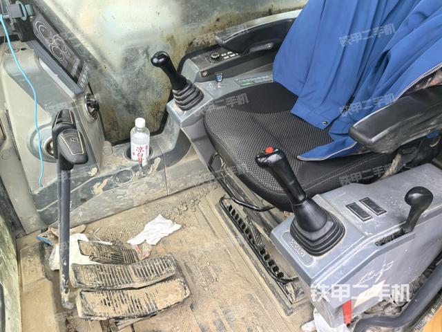 行走控制手柄和踏板?俯拍(駕駛室部分) 行走控制手柄和踏板?俯拍(駕駛室部分)