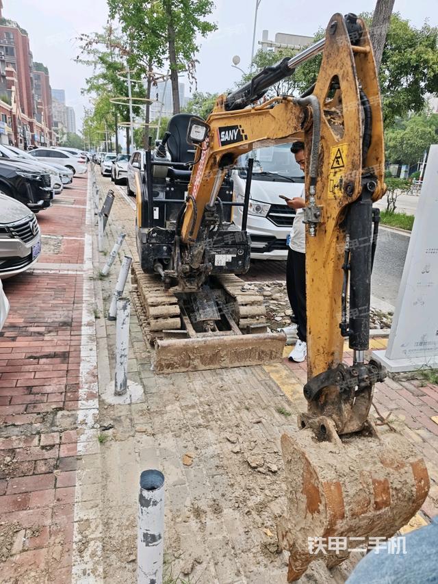 驾驶室整体(整机外观) 驾驶室整体(整机外观)