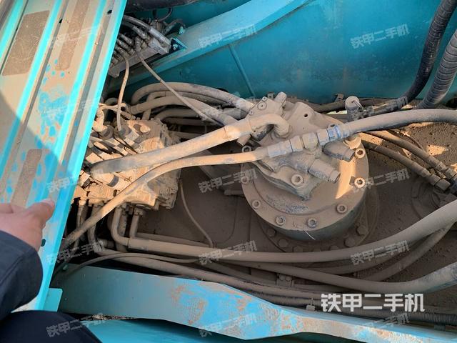 回轉(zhuǎn)馬達(dá)和主控閥(整機(jī)外觀) 回轉(zhuǎn)馬達(dá)和主控閥(整機(jī)外觀)