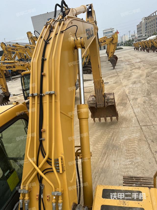 驾驶室顶部(整机外观) 驾驶室顶部(整机外观)