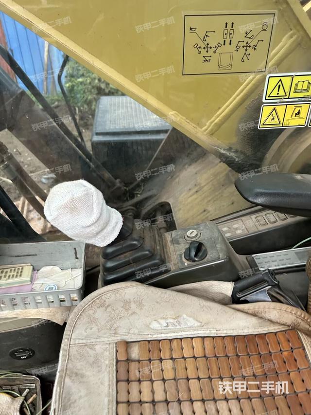 座椅左側(cè)控制臺/音響/含左手柄(駕駛室部分) 座椅左側(cè)控制臺/音響/含左手柄(駕駛室部分)