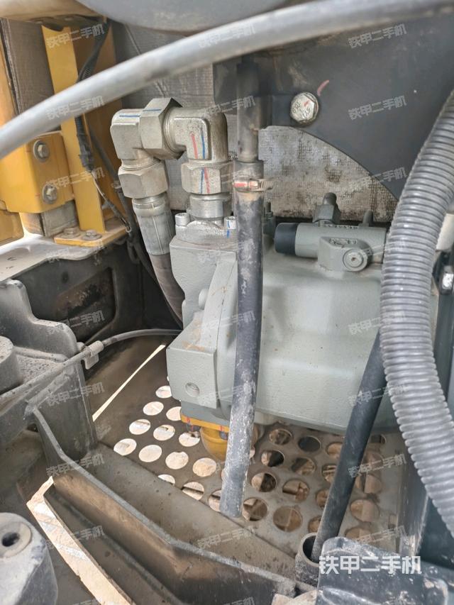 液壓泵艙室正面整體(整機(jī)外觀) 液壓泵艙室正面整體(整機(jī)外觀)