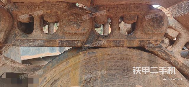 駕駛室頂部(整機(jī)外觀) 駕駛室頂部(整機(jī)外觀)