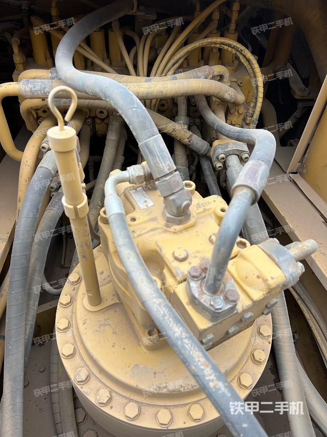 回转马达和主控阀(整机外观) 回转马达和主控阀(整机外观)