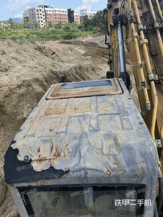 驾驶室顶部(整机外观) 驾驶室顶部(整机外观)