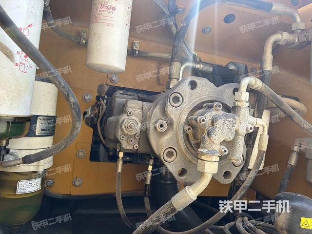 液压泵舱室正面整体(整机外观) 液压泵舱室正面整体(整机外观)