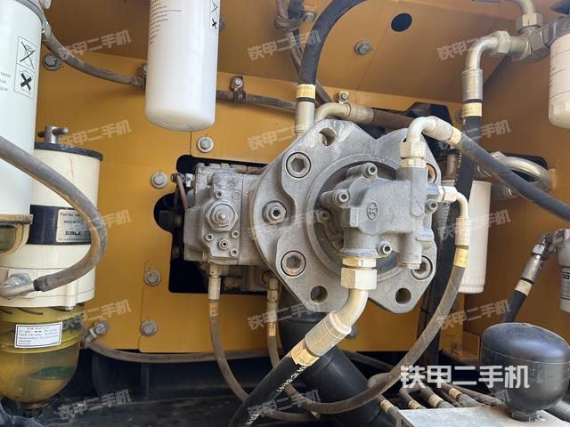 液壓泵艙室正面整體(整機外觀) 液壓泵艙室正面整體(整機外觀)