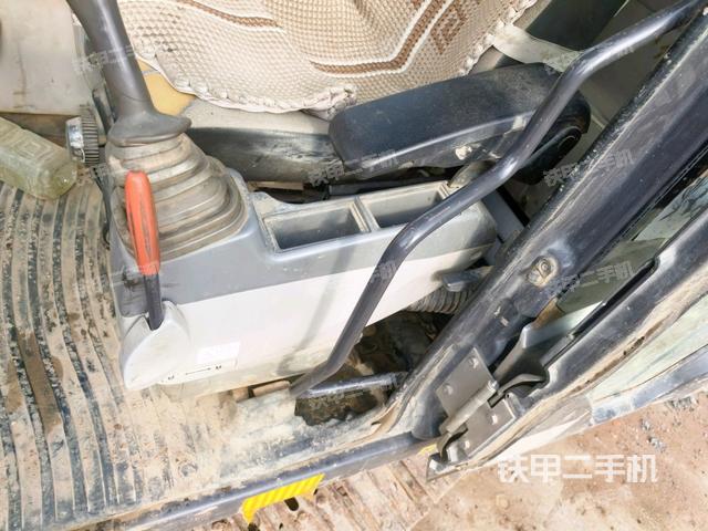 座椅左側(cè)控制臺/音響/含左手柄(駕駛室部分) 座椅左側(cè)控制臺/音響/含左手柄(駕駛室部分)