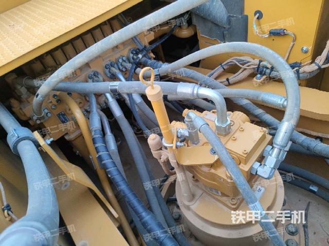 回轉(zhuǎn)馬達(dá)和主控閥(整機外觀) 回轉(zhuǎn)馬達(dá)和主控閥(整機外觀)