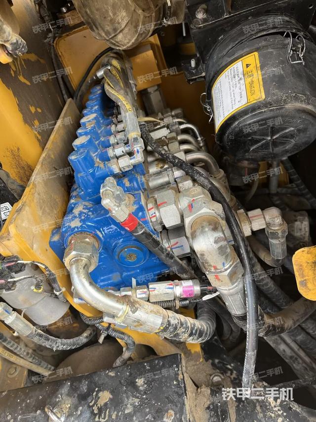 回转马达和主控阀(整机外观) 回转马达和主控阀(整机外观)