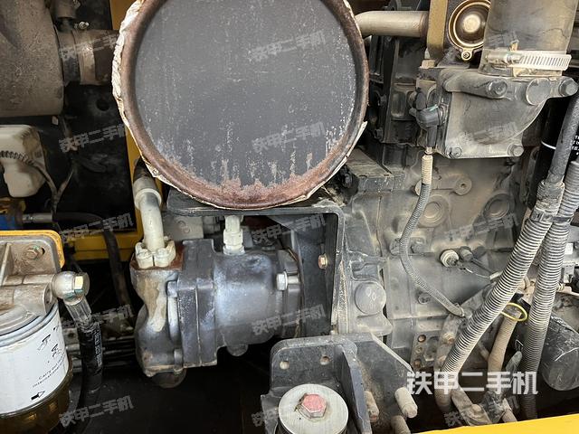 液压泵舱室正面整体(整机外观) 液压泵舱室正面整体(整机外观)