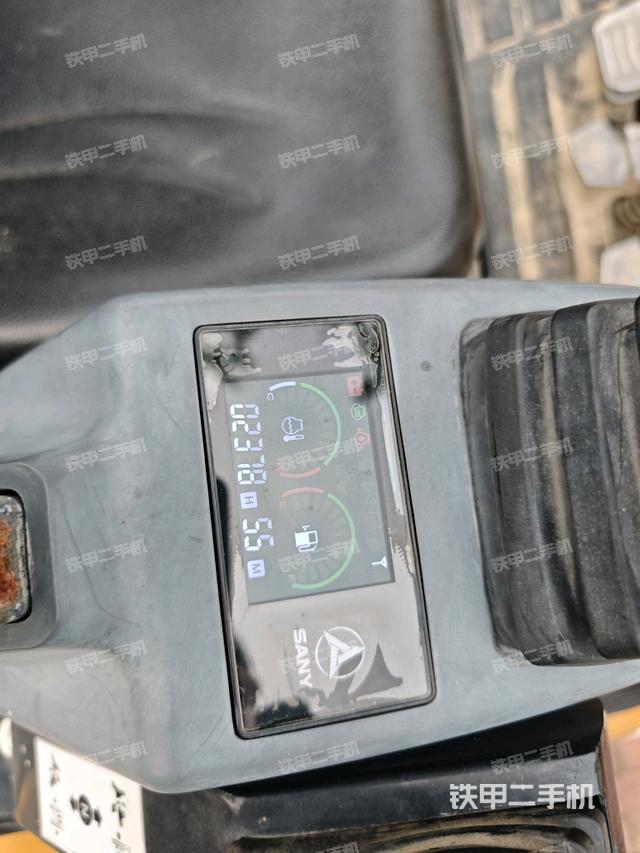 驾驶室顶部(整机外观) 驾驶室顶部(整机外观)