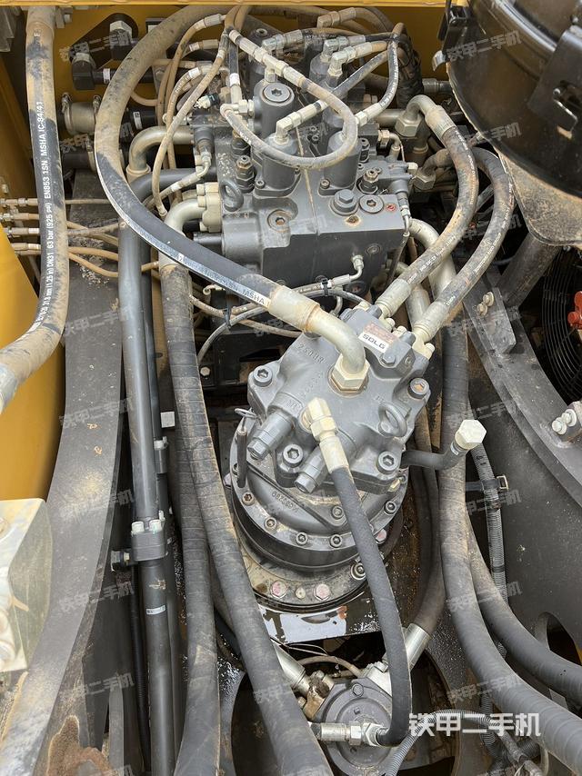 回轉(zhuǎn)馬達(dá)和主控閥(整機(jī)外觀) 回轉(zhuǎn)馬達(dá)和主控閥(整機(jī)外觀)