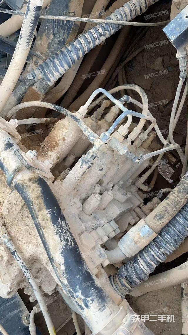 回转马达和主控阀(整机外观) 回转马达和主控阀(整机外观)