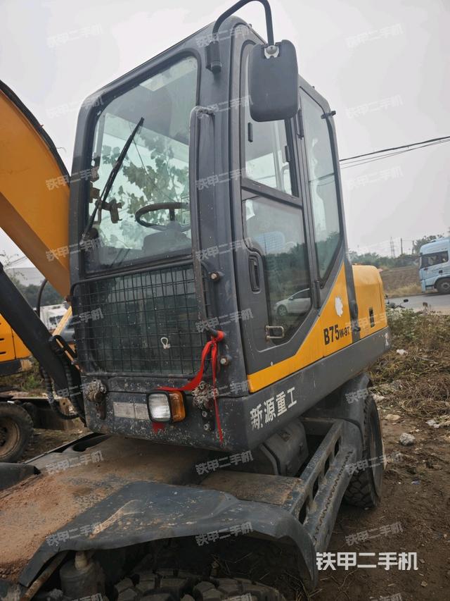 駕駛室整體(整機(jī)外觀) 駕駛室整體(整機(jī)外觀)