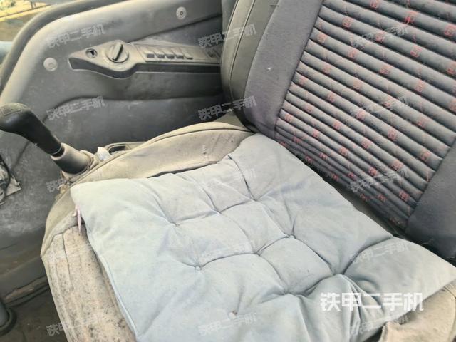 行走控制手柄和踏板 俯拍（驾驶室部分）