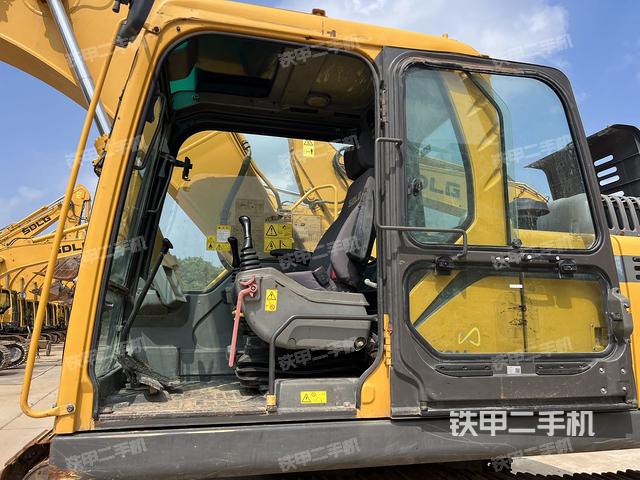 驾驶室整体(整机外观) 驾驶室整体(整机外观)