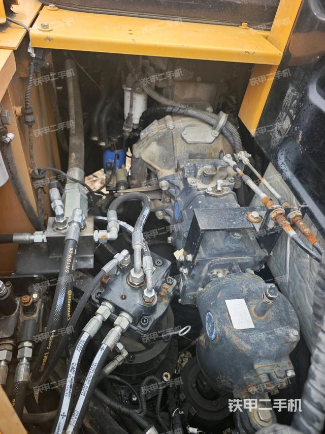 回轉(zhuǎn)馬達(dá)和主控閥(整機(jī)外觀) 回轉(zhuǎn)馬達(dá)和主控閥(整機(jī)外觀)