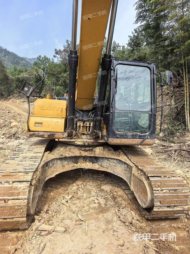 大臂油缸整体 竖拍(工作和回转装置) 大臂油缸整体 竖拍(工作和回转装置)