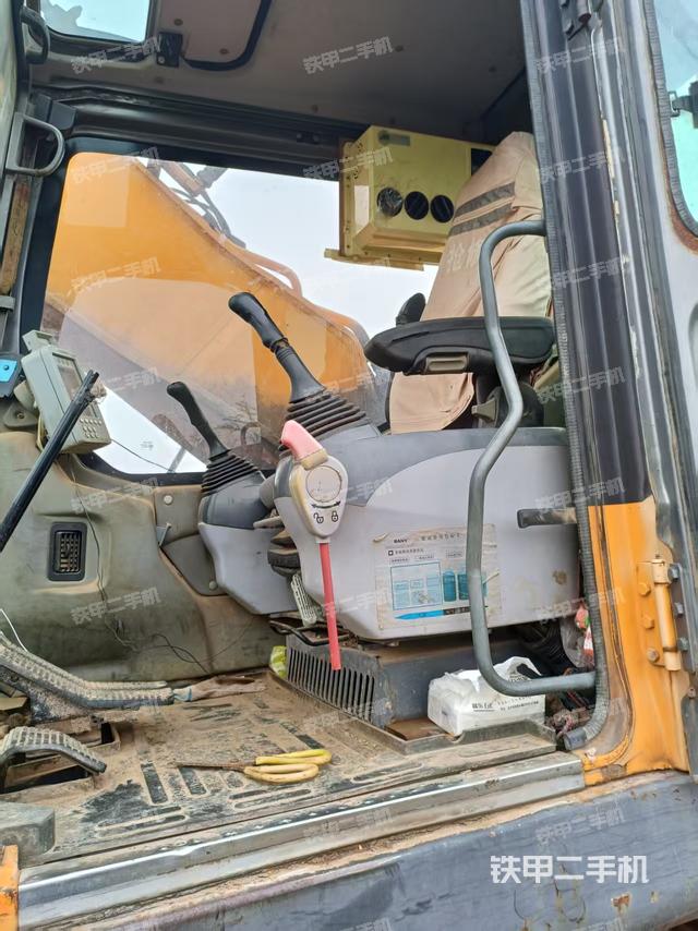 駕駛室頂部(整機外觀) 駕駛室頂部(整機外觀)