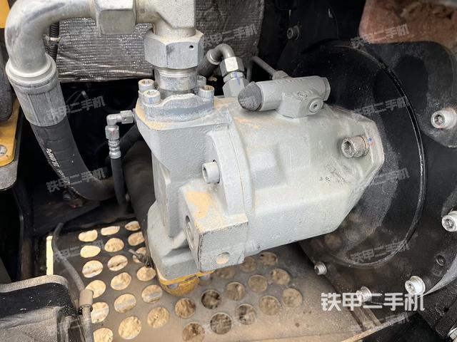 液压泵舱室正面整体(整机外观) 液压泵舱室正面整体(整机外观)