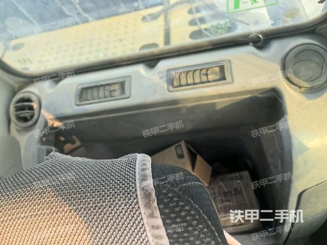 行走控制手柄和踏板?俯拍(駕駛室部分) 行走控制手柄和踏板?俯拍(駕駛室部分)